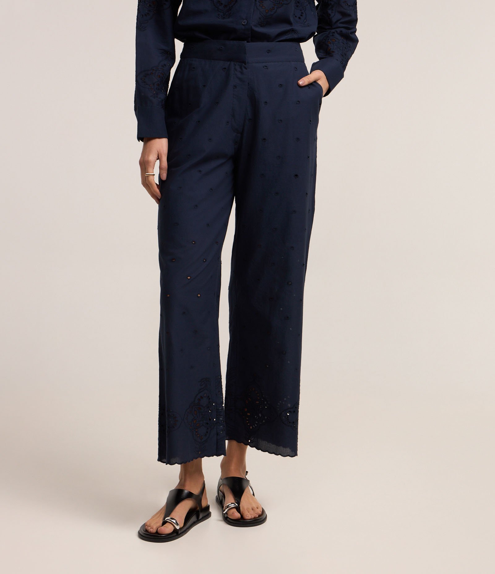 Calça Reta em Laise com Textura de Bolinha Vazadas Azul Escuro 3