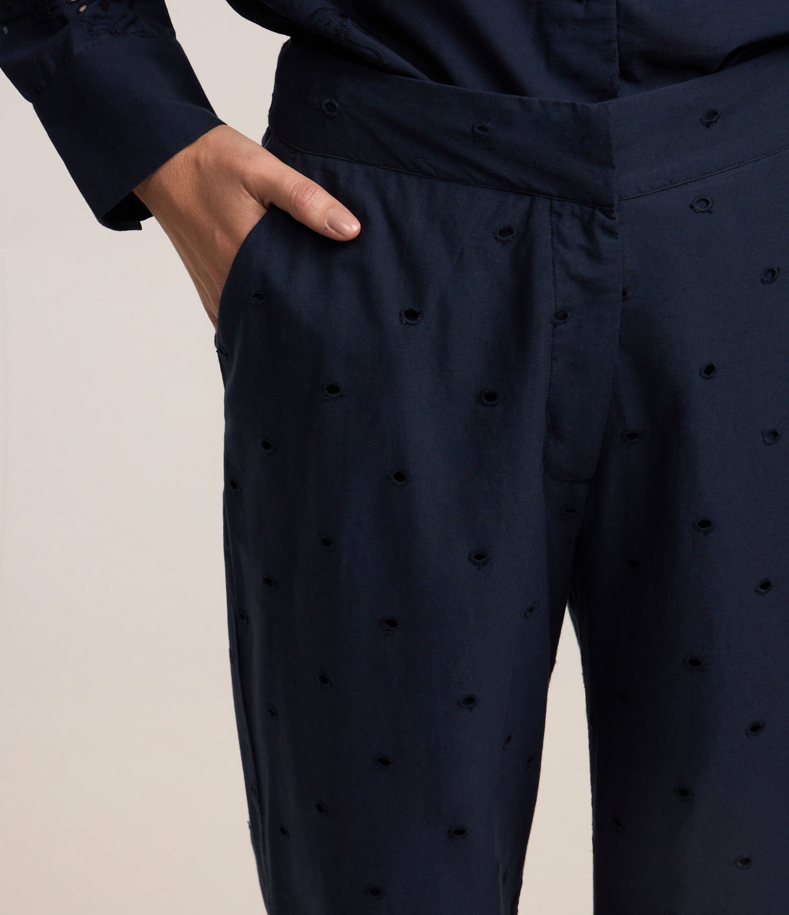 Calça Reta em Laise com Textura de Bolinha Vazadas Azul Escuro 4