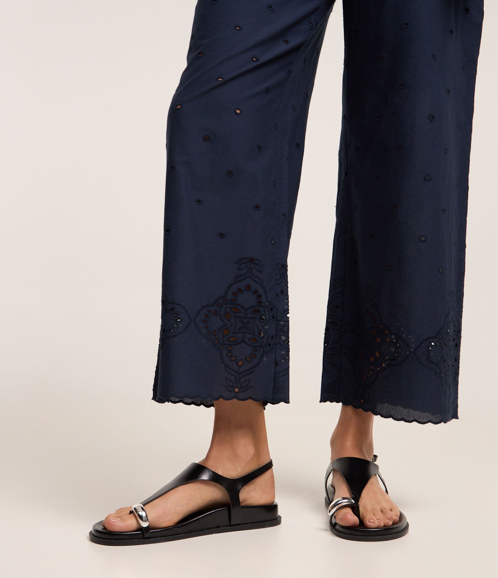 Calça Reta em Laise com Textura de Bolinha Vazadas Azul Escuro 5