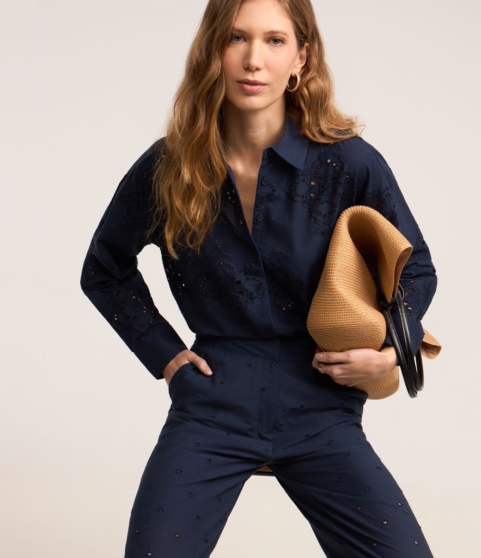 Calça Reta em Laise com Textura de Bolinha Vazadas Azul Escuro 6