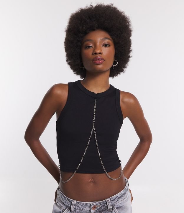 Regata Cropped em Meia Malha com Gola Halter e Detalhe de Corrente Cruzando