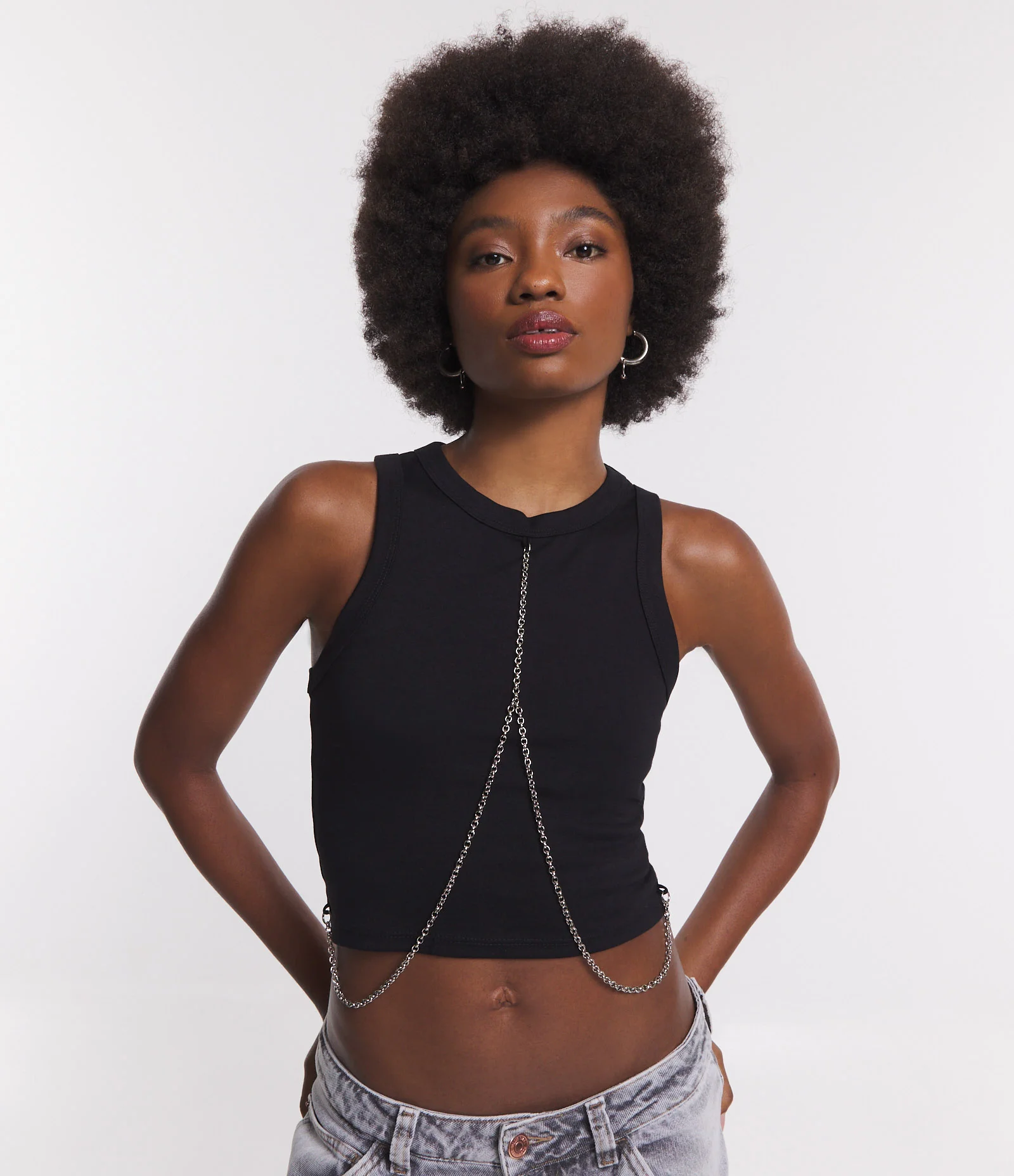 Regata Cropped em Meia Malha com Gola Halter e Detalhe de Corrente Cruzando Preto 1