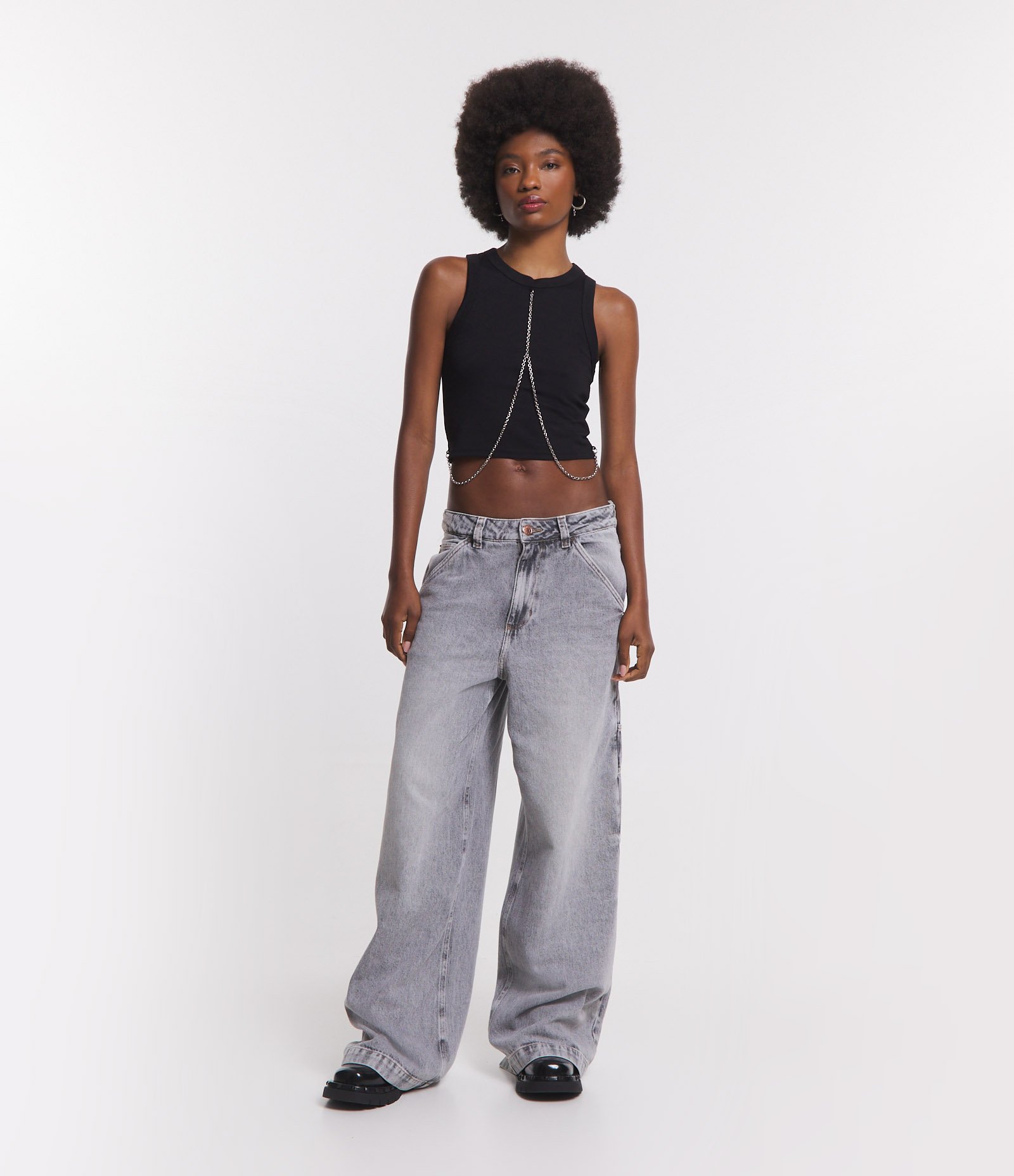 Regata Cropped em Meia Malha com Gola Halter e Detalhe de Corrente Cruzando Preto 2