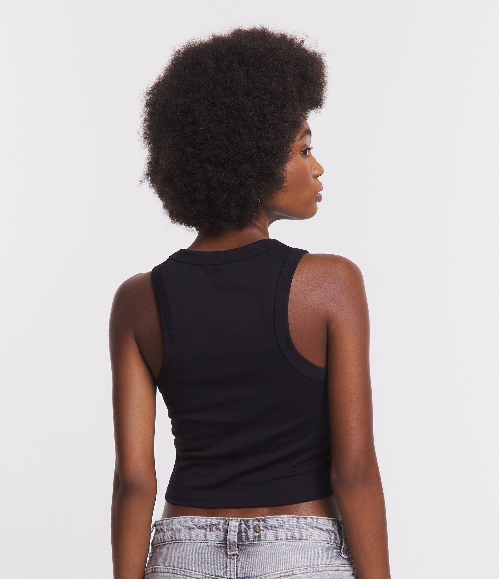 Regata Cropped em Meia Malha com Gola Halter e Detalhe de Corrente Cruzando Preto 3