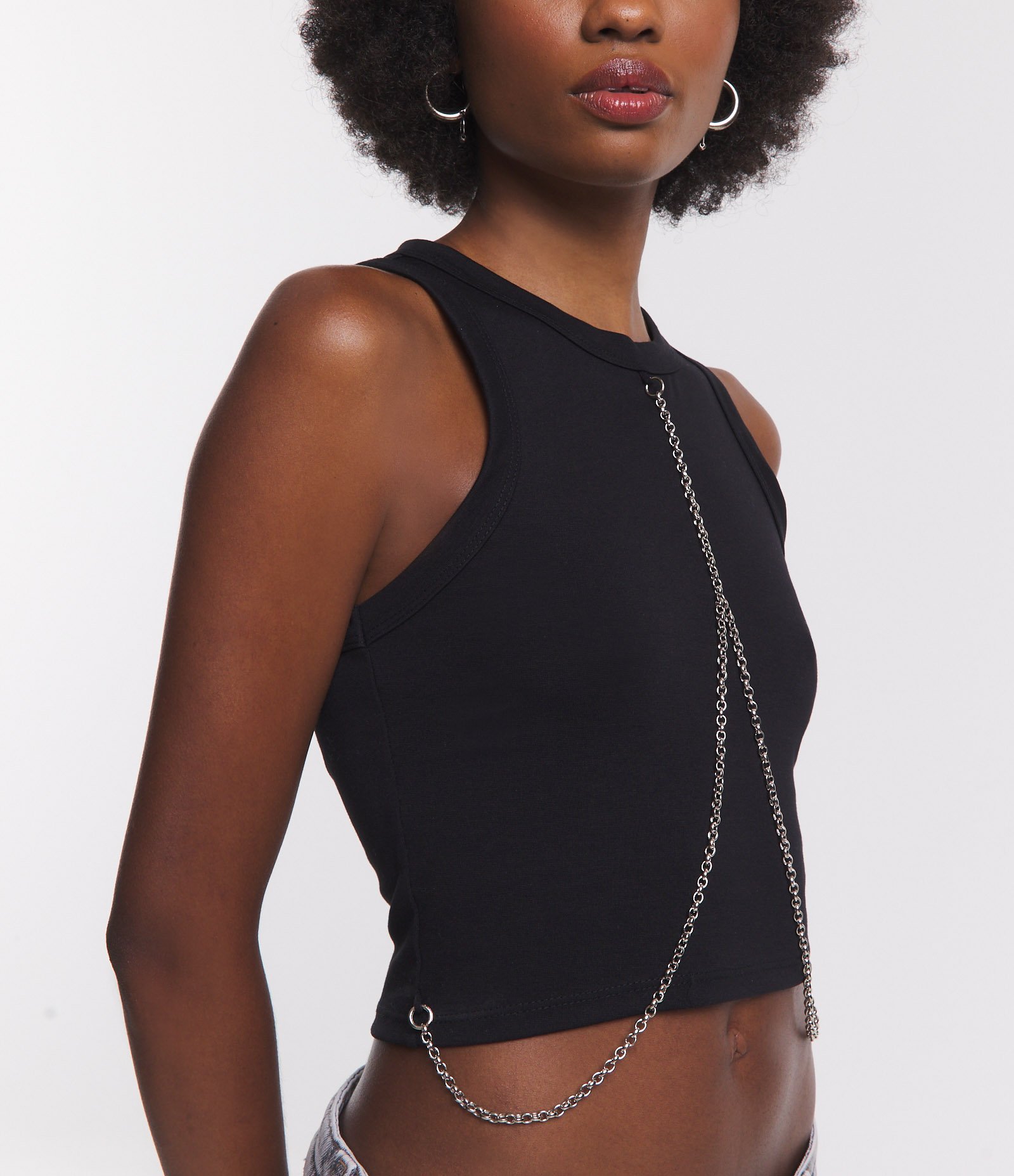 Regata Cropped em Meia Malha com Gola Halter e Detalhe de Corrente Cruzando Preto 4