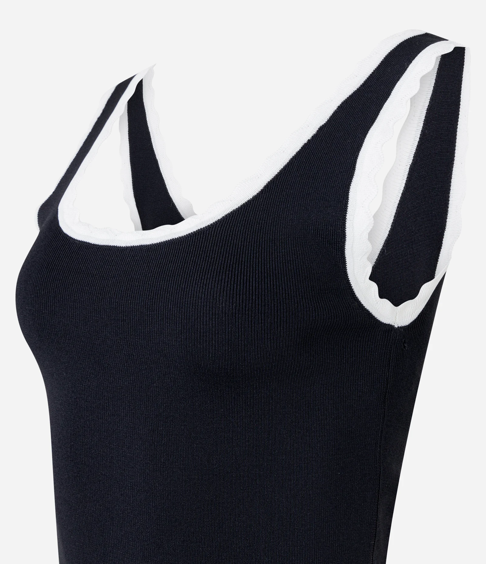 Blusa Regata em Viscose com Detalhe de Ondinhas Preto 7