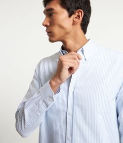 Camisa em Oxford Listrada