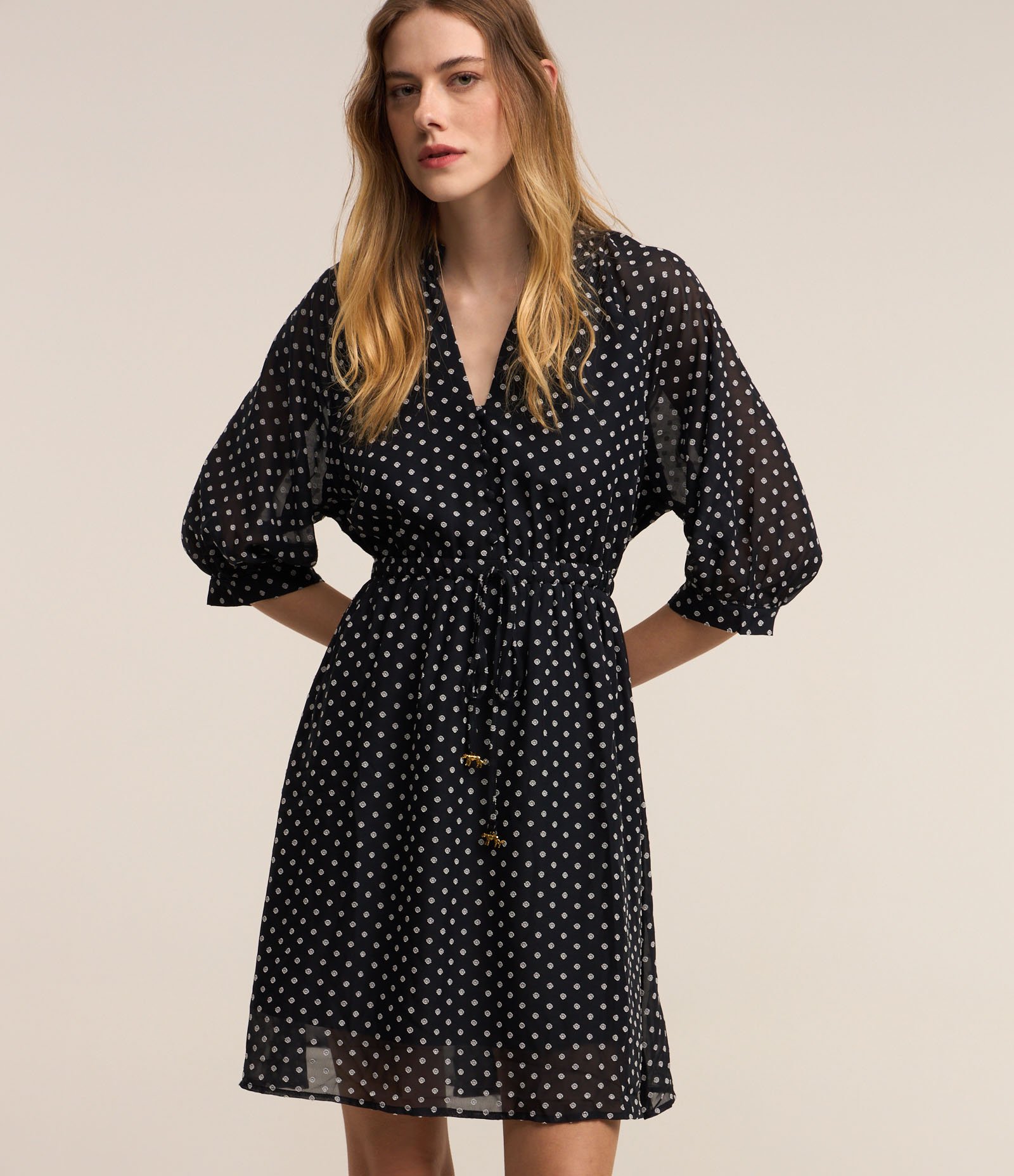 Vestido Curto em Chiffon com Amarração e Estampa Poá Texturizado Preto 1