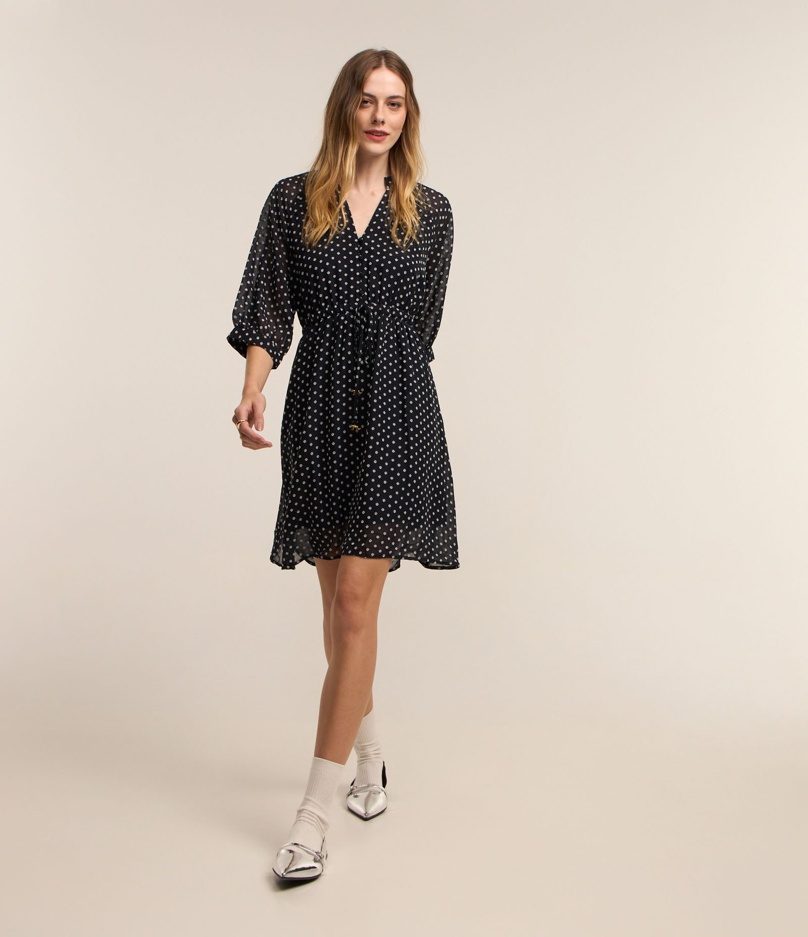 Vestido Curto em Chiffon com Amarração e Estampa Poá Texturizado Preto 2