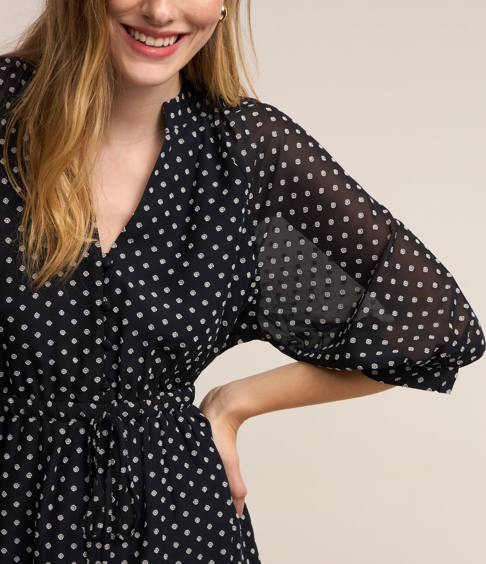 Vestido Curto em Chiffon com Amarração e Estampa Poá Texturizado Preto 5