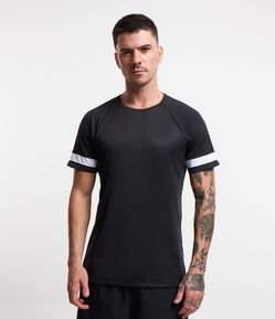 Camiseta Esportiva Dry Fit com Listra nas Mangas