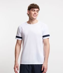 Camiseta Esportiva Dry Fit com Listra nas Mangas