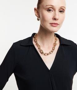 Blusa em Microfibra com Transpasse Frontal e Pala na Cintura