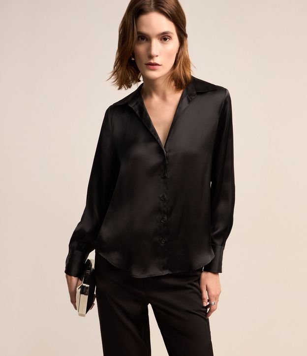 Camisa Acetinada com Abotoamento Frontal