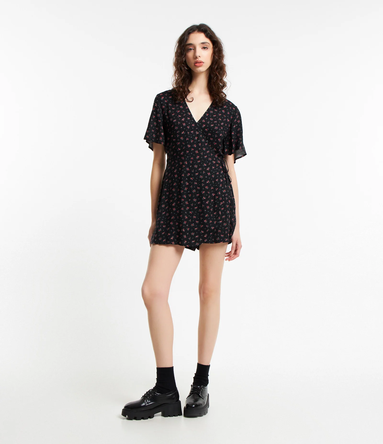 Macaquinho em Viscose Floral Liberty com Amarração Lateral Preto 2