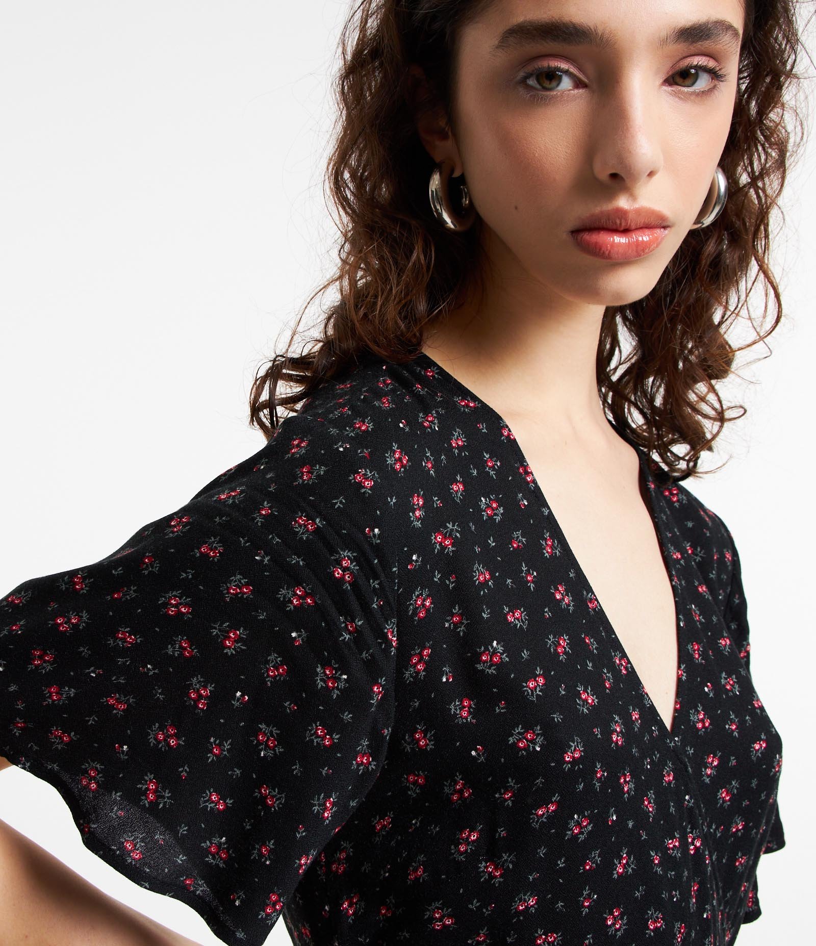 Macaquinho em Viscose Floral Liberty com Amarração Lateral Preto 4