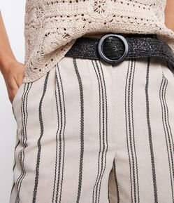 Short em Tricoline com Cinto Palha e Estampa Listrada