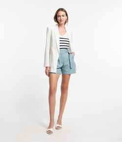 Short em Tricoline com Cós Alfaiatado e Fivela para Fechamento