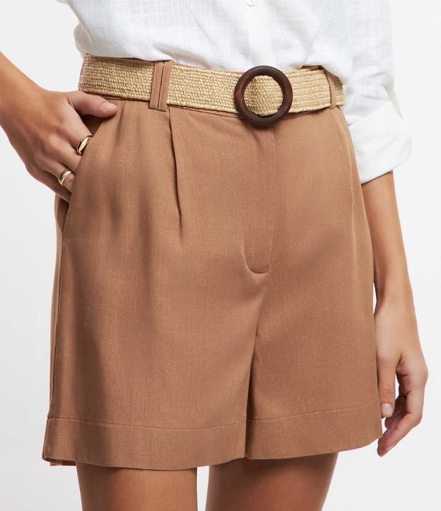 Short em Viscose e Linho com Cinto Fivela de Palha
