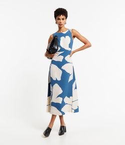 Vestido Longo Sem Manga em Viscolinho com Flores Estampadas