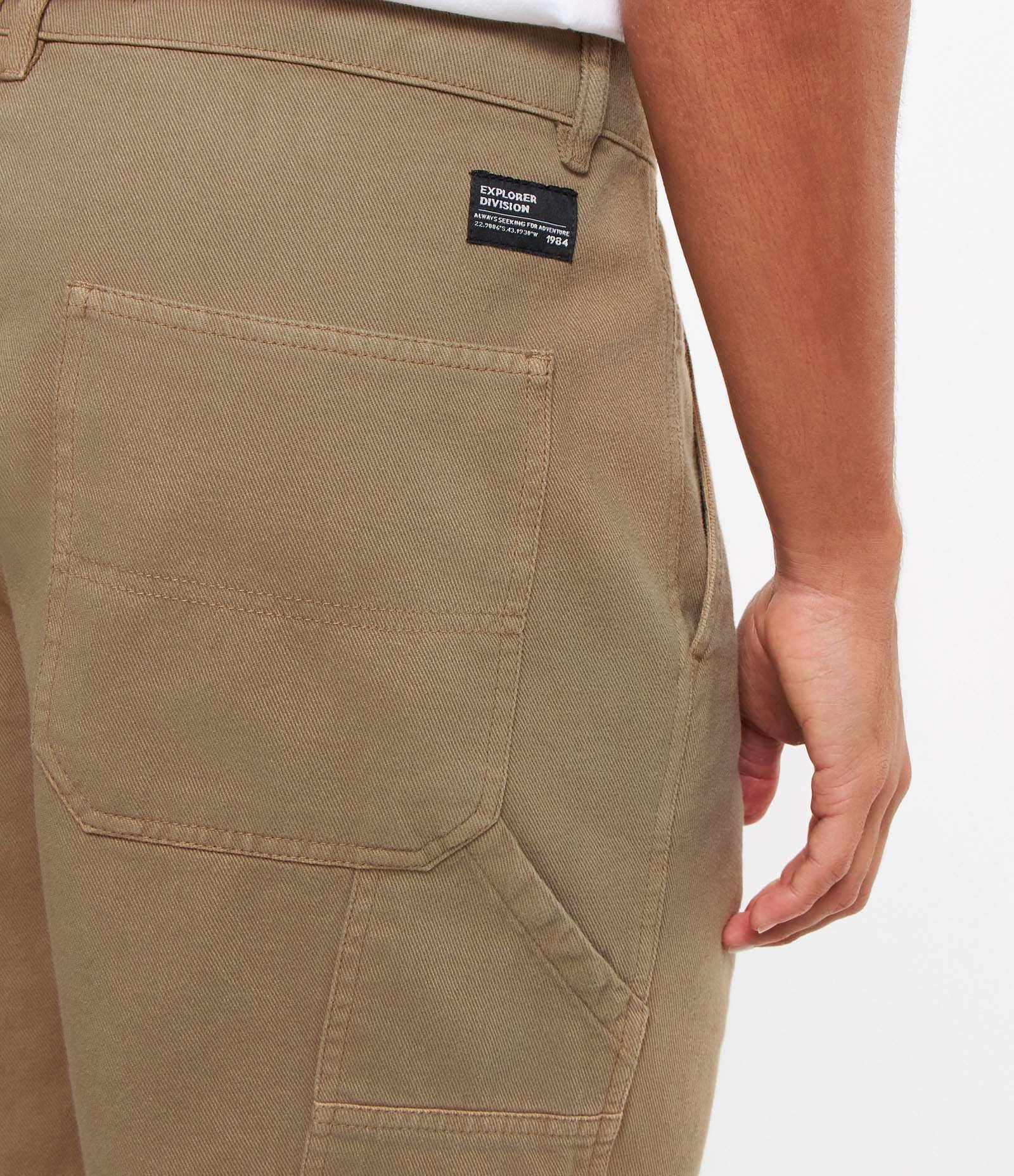 Bermuda em Sarja Carpinteiro com Bolsos Marrom 6