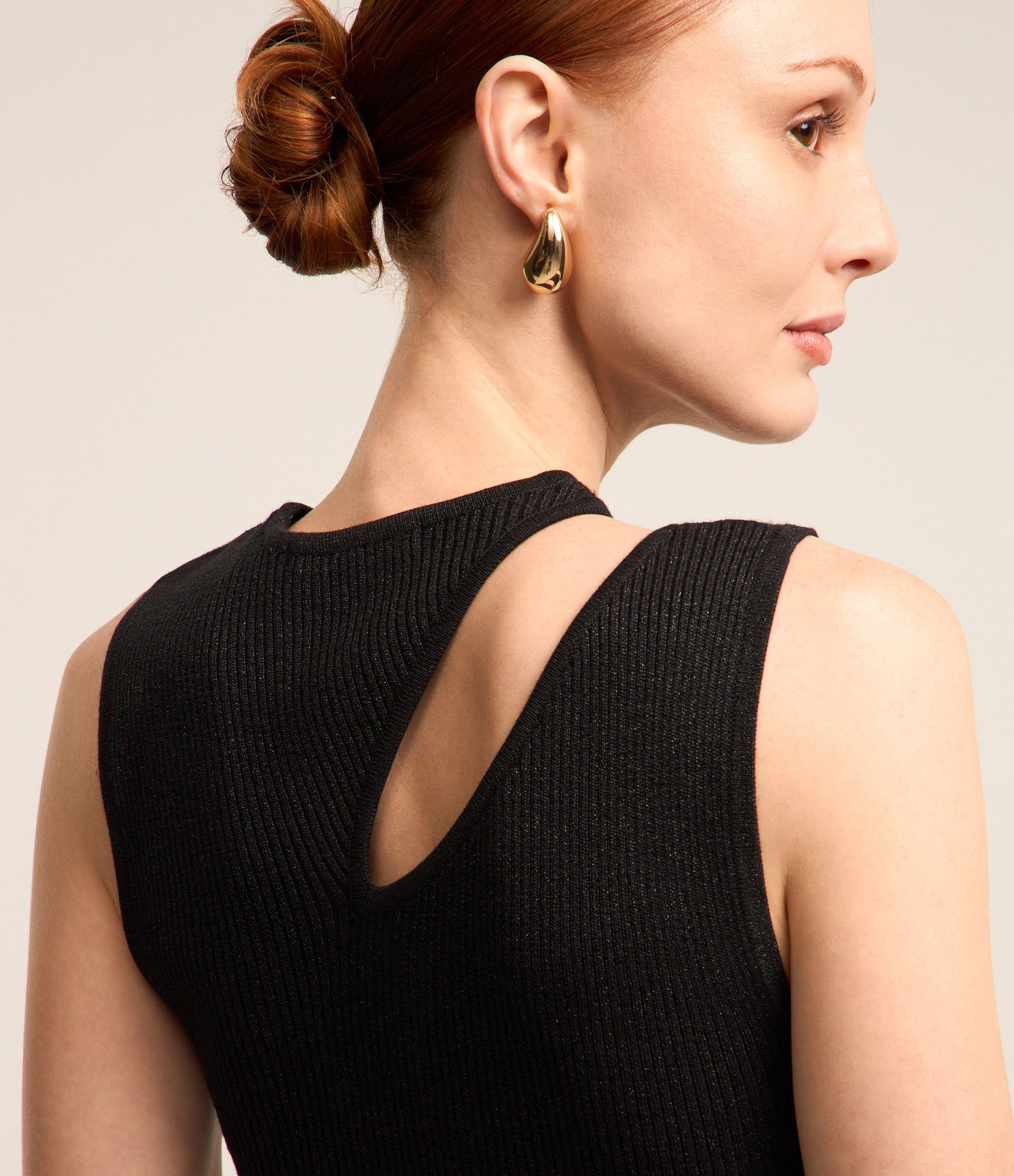 Vestido Midi em Viscose com Recorte Vazado e Fio Metalizado Preto 4