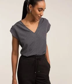 Blusa em Crepe com Detalhe no Ombro e Estampa Geométrico