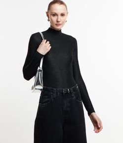 Blusa em Viscose com Golinha e Detalhe de Fio Metalizado