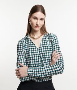 Blusa em Microfibra com Transpasse no Decote e Estampa Geométrica