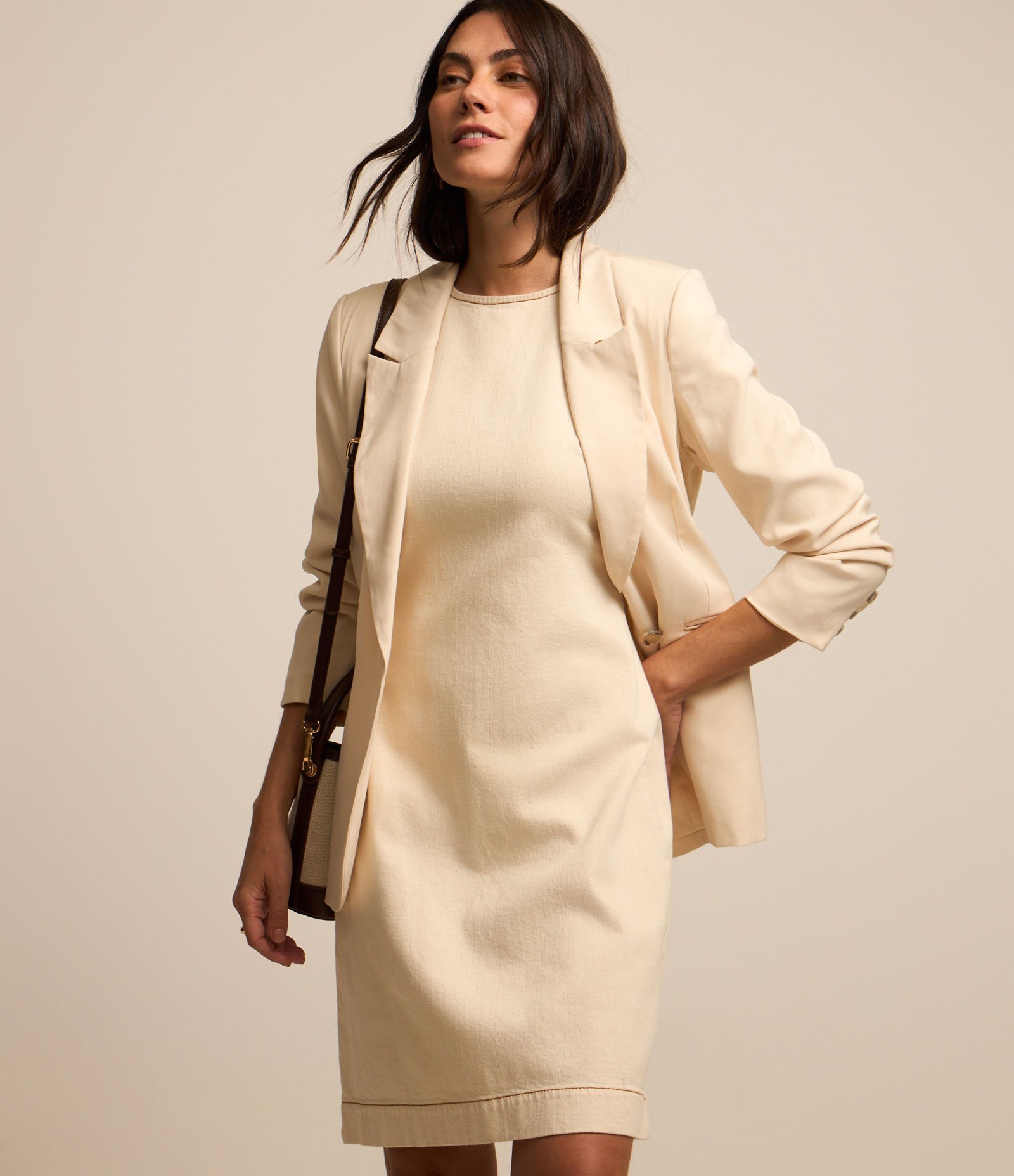 Vestido Curto em Sarja com Pespontos Contrastantes Bege 1