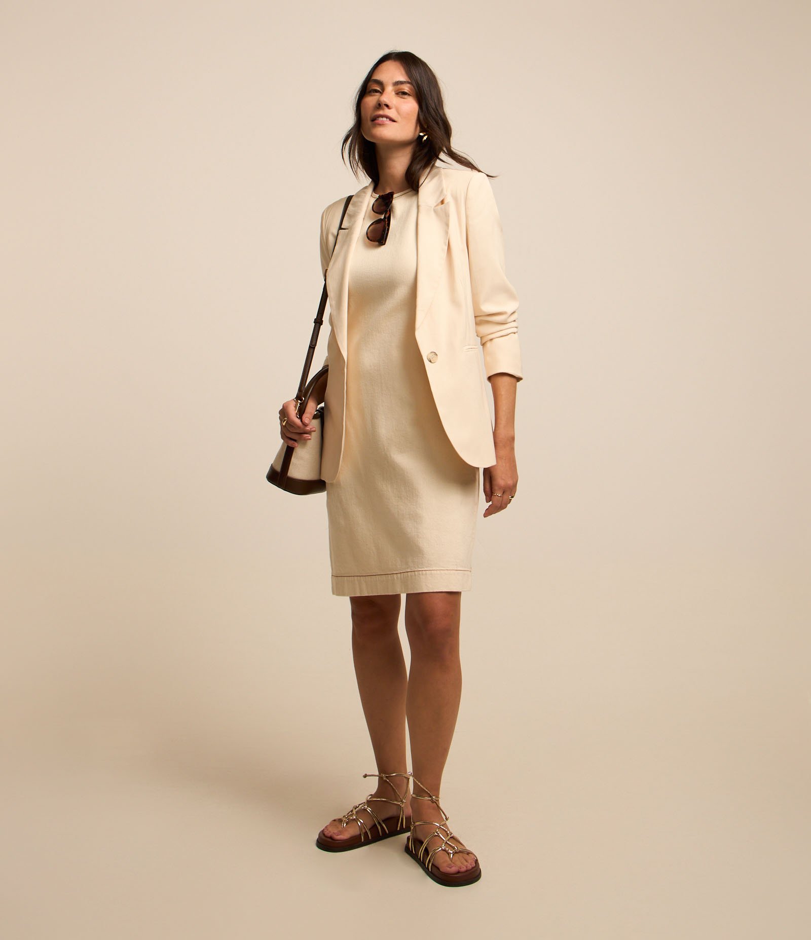 Vestido Curto em Sarja com Pespontos Contrastantes Bege 2