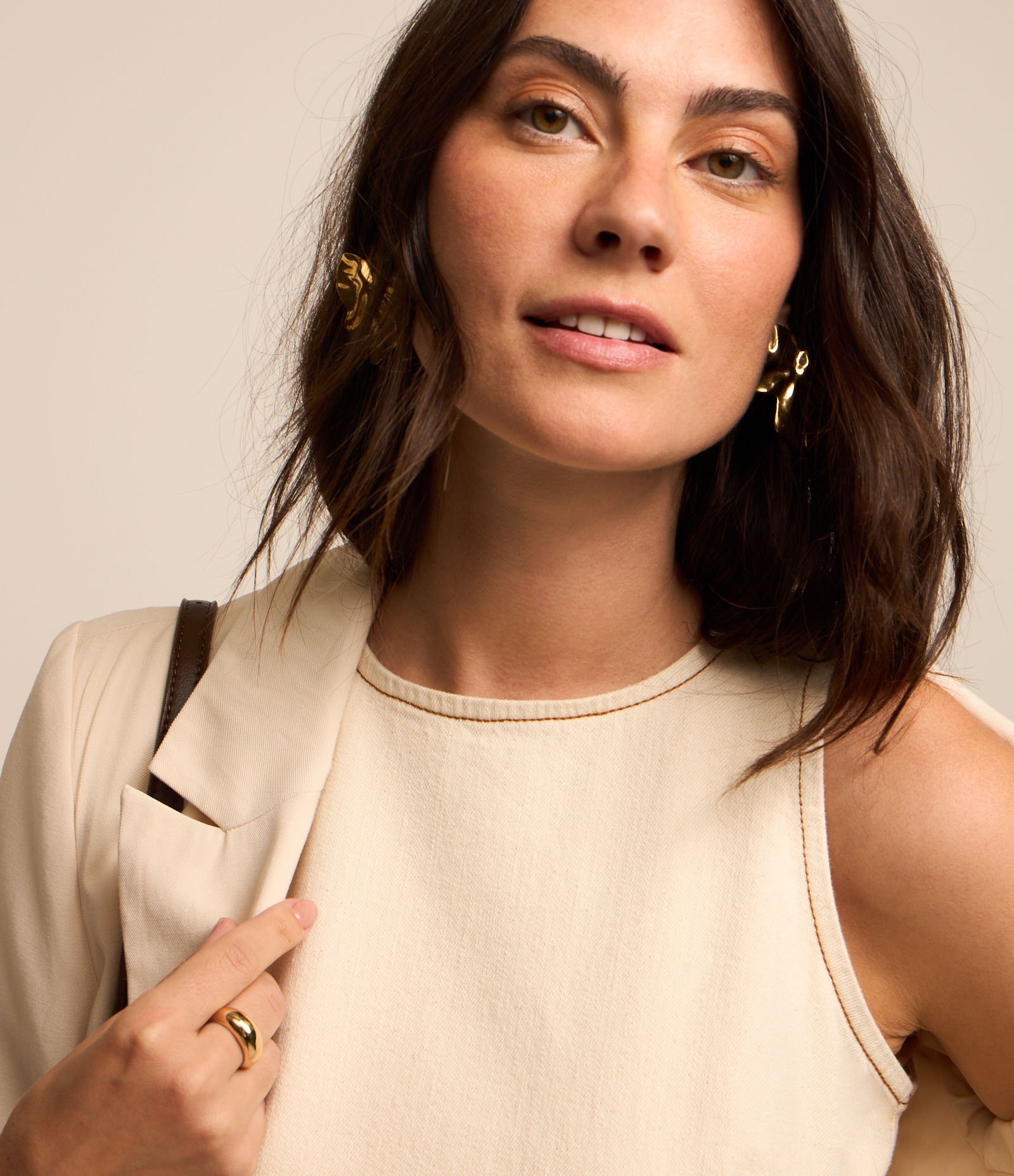 Vestido Curto em Sarja com Pespontos Contrastantes Bege 4