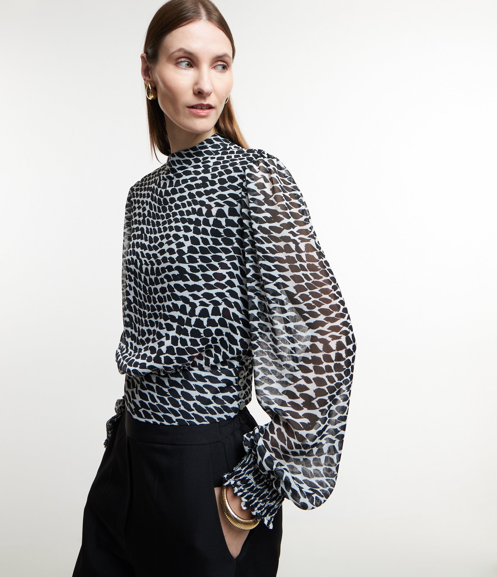 Blusa em Chiffon com Lastex no Punho e Estampa Escamas Preto/ Branco 1