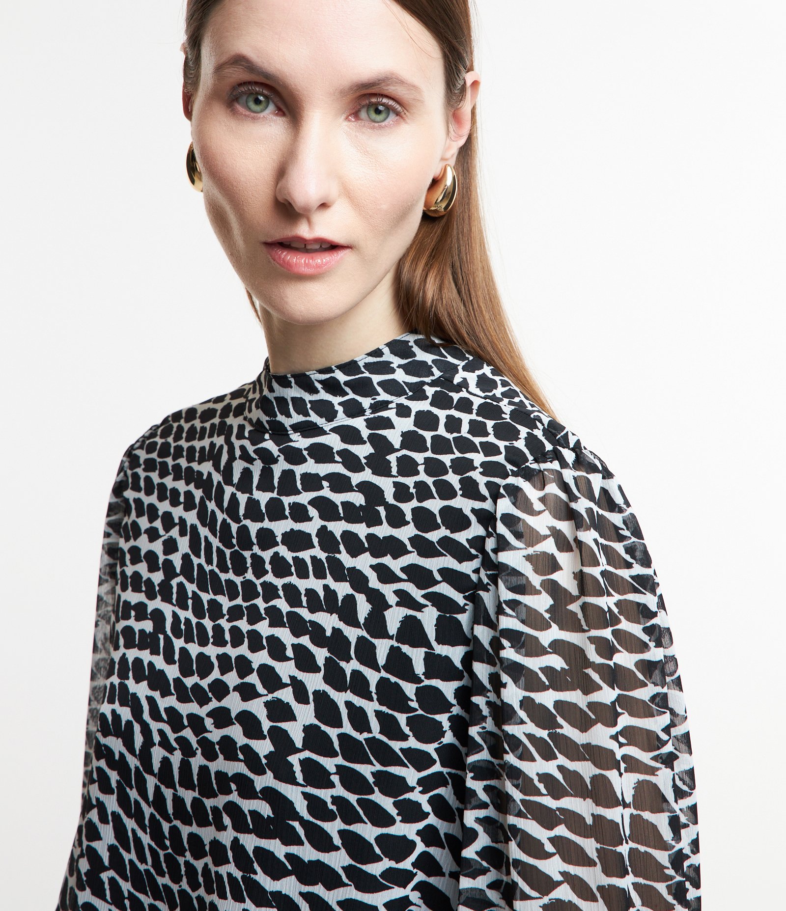 Blusa em Chiffon com Lastex no Punho e Estampa Escamas Preto/ Branco 4