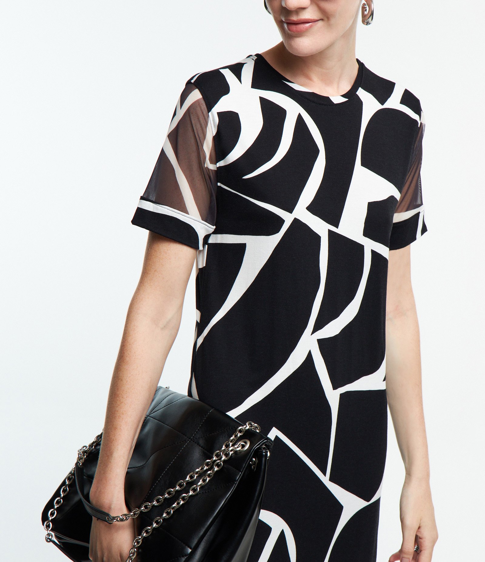 Vestido em Viscose com Tule na Manga e Estampa Geométrica Preto/ Branco 1