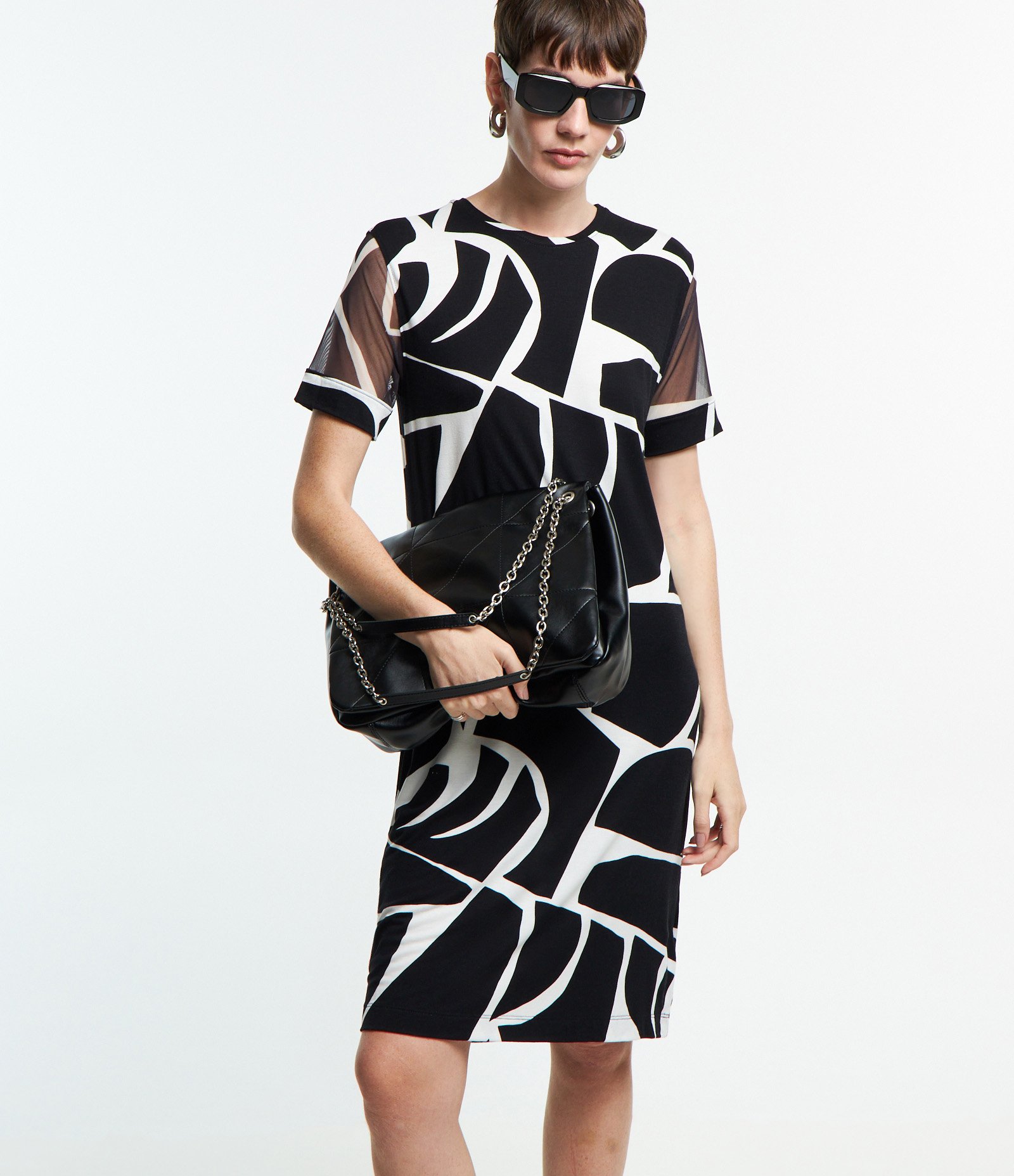 Vestido em Viscose com Tule na Manga e Estampa Geométrica Preto/ Branco 2