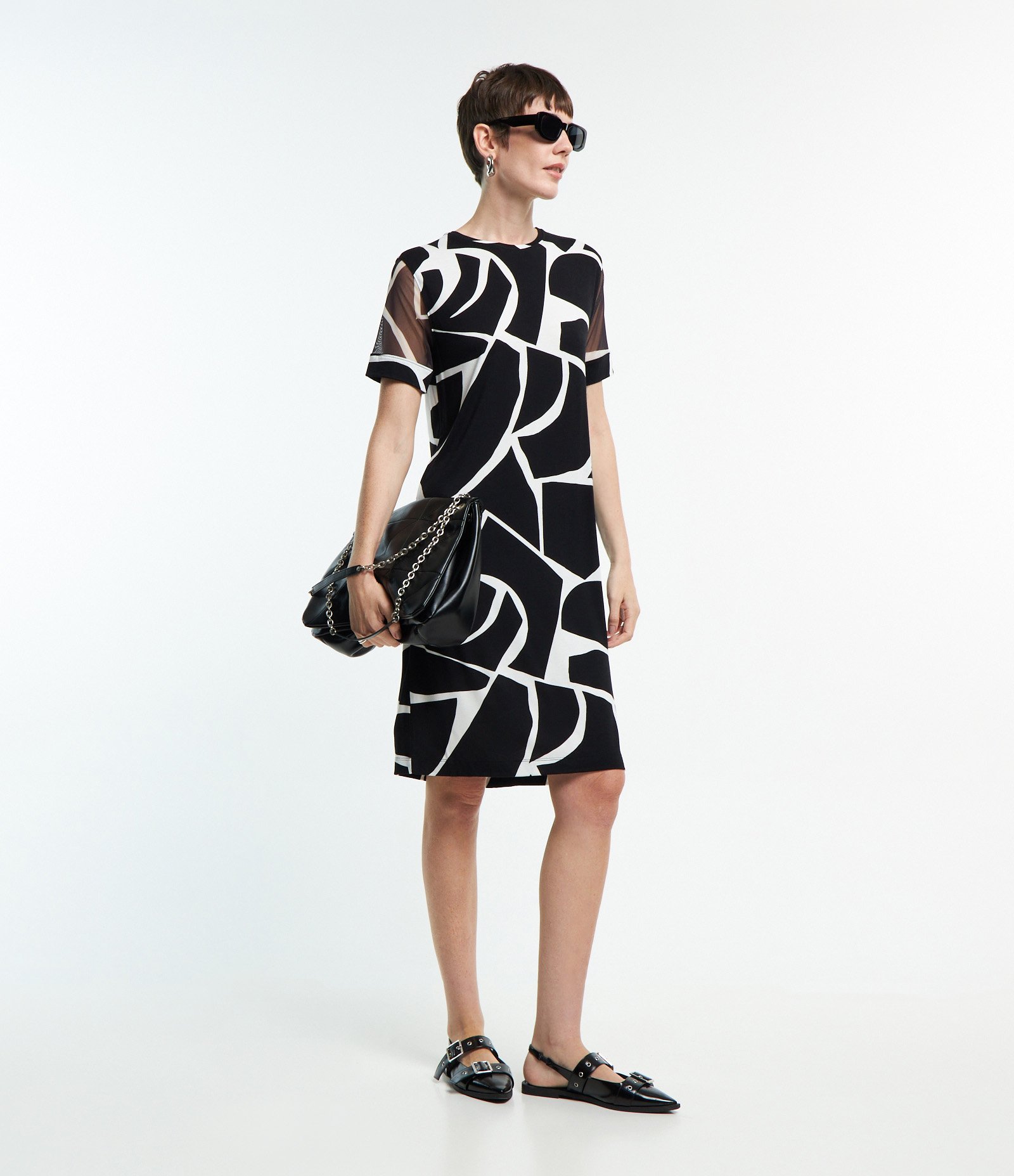 Vestido em Viscose com Tule na Manga e Estampa Geométrica Preto/ Branco 3