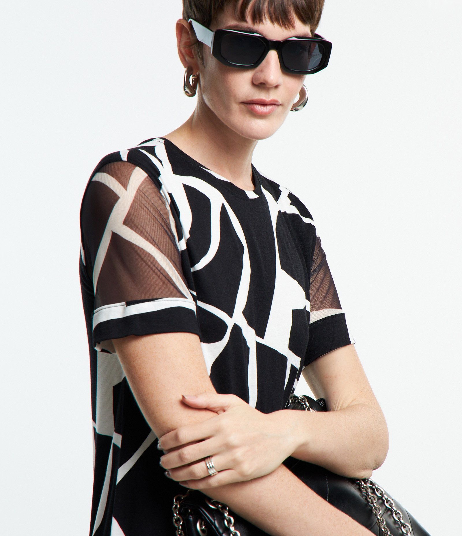 Vestido em Viscose com Tule na Manga e Estampa Geométrica Preto/ Branco 4