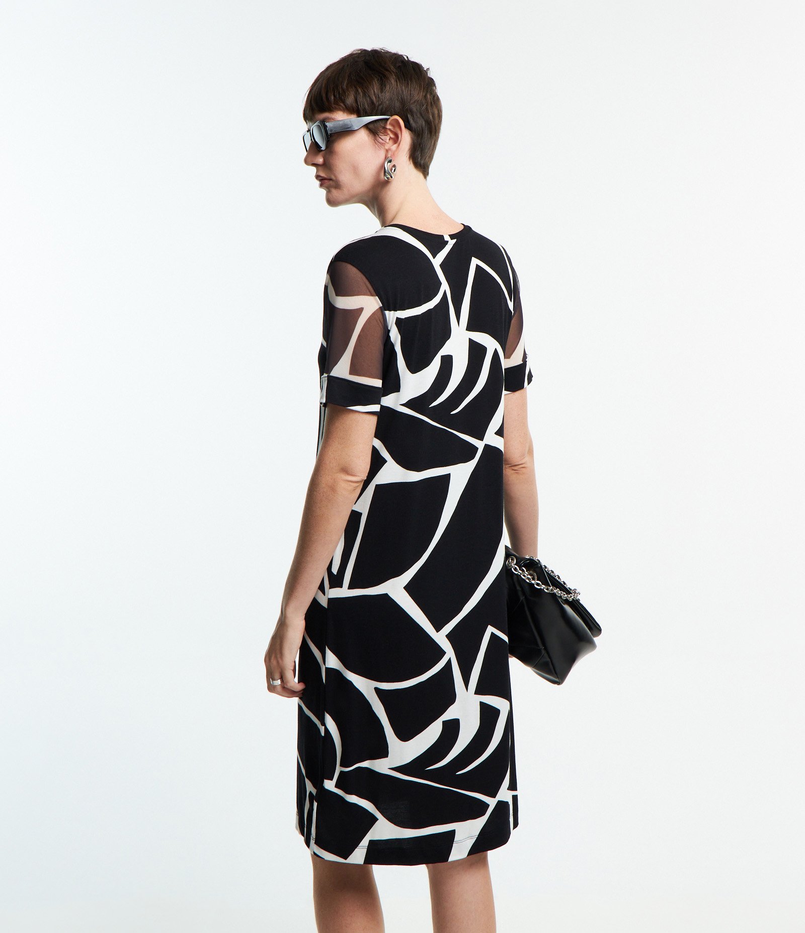 Vestido em Viscose com Tule na Manga e Estampa Geométrica Preto/ Branco 5