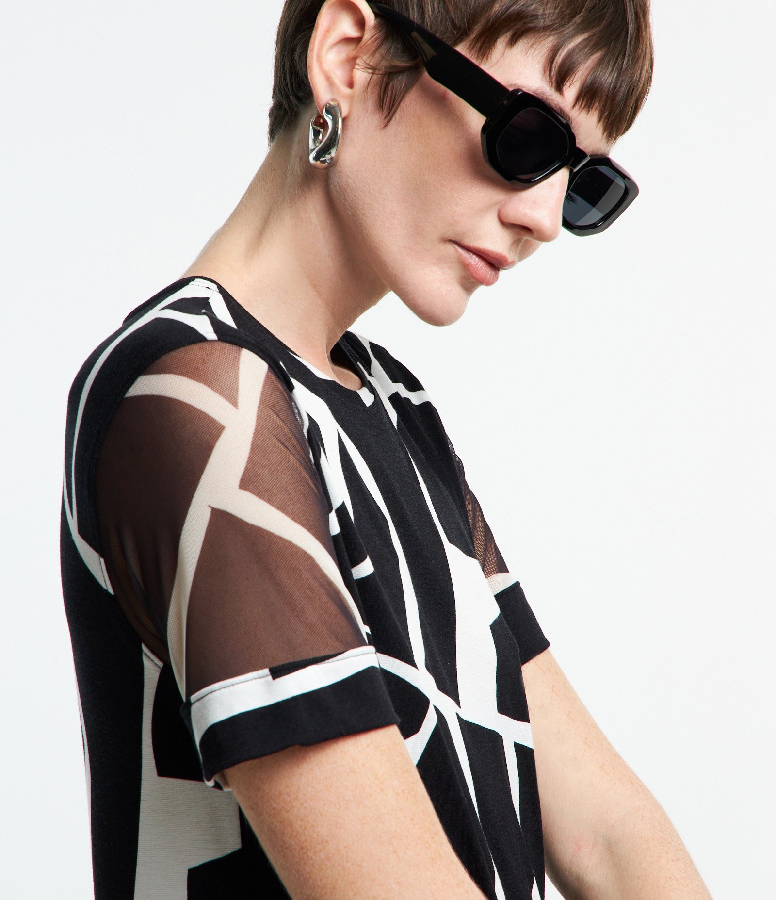 Vestido em Viscose com Tule na Manga e Estampa Geométrica Preto/ Branco 6