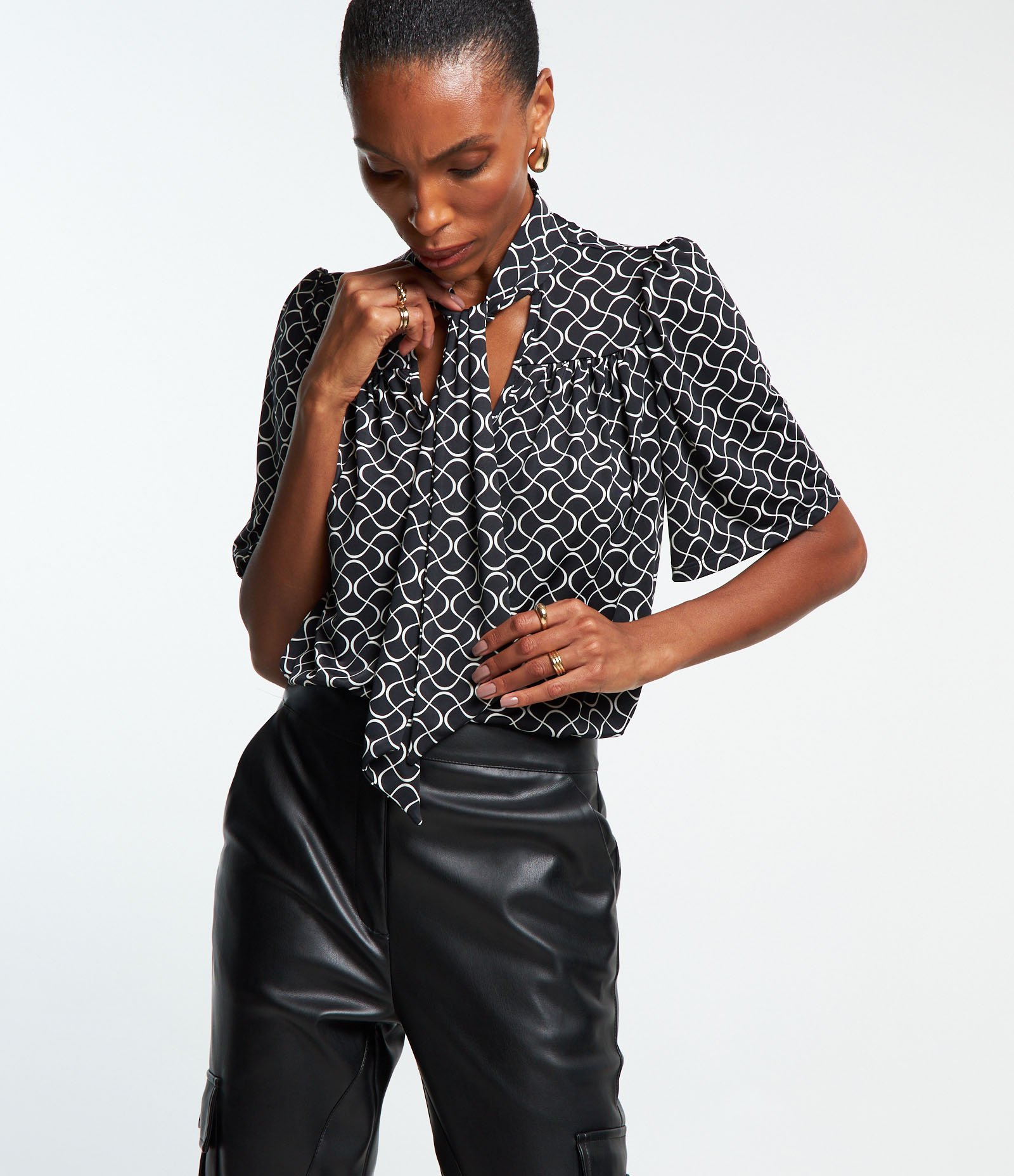 Blusa em Microfibra com Gola Laço e Estampa Abstrata Preto 1