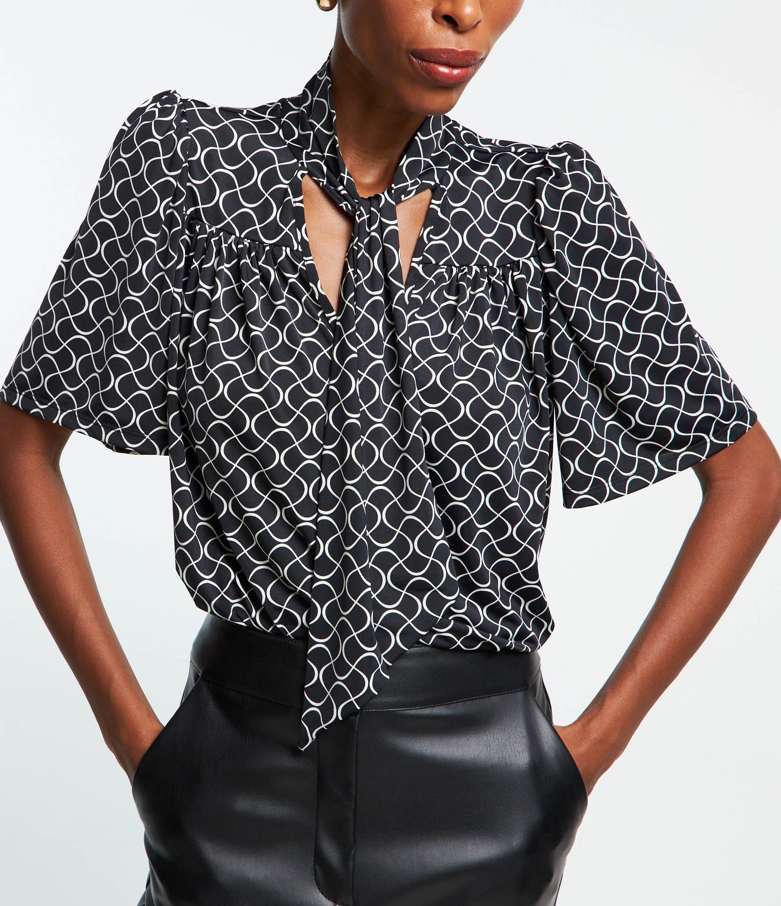 Blusa em Microfibra com Gola Laço e Estampa Abstrata Preto 5