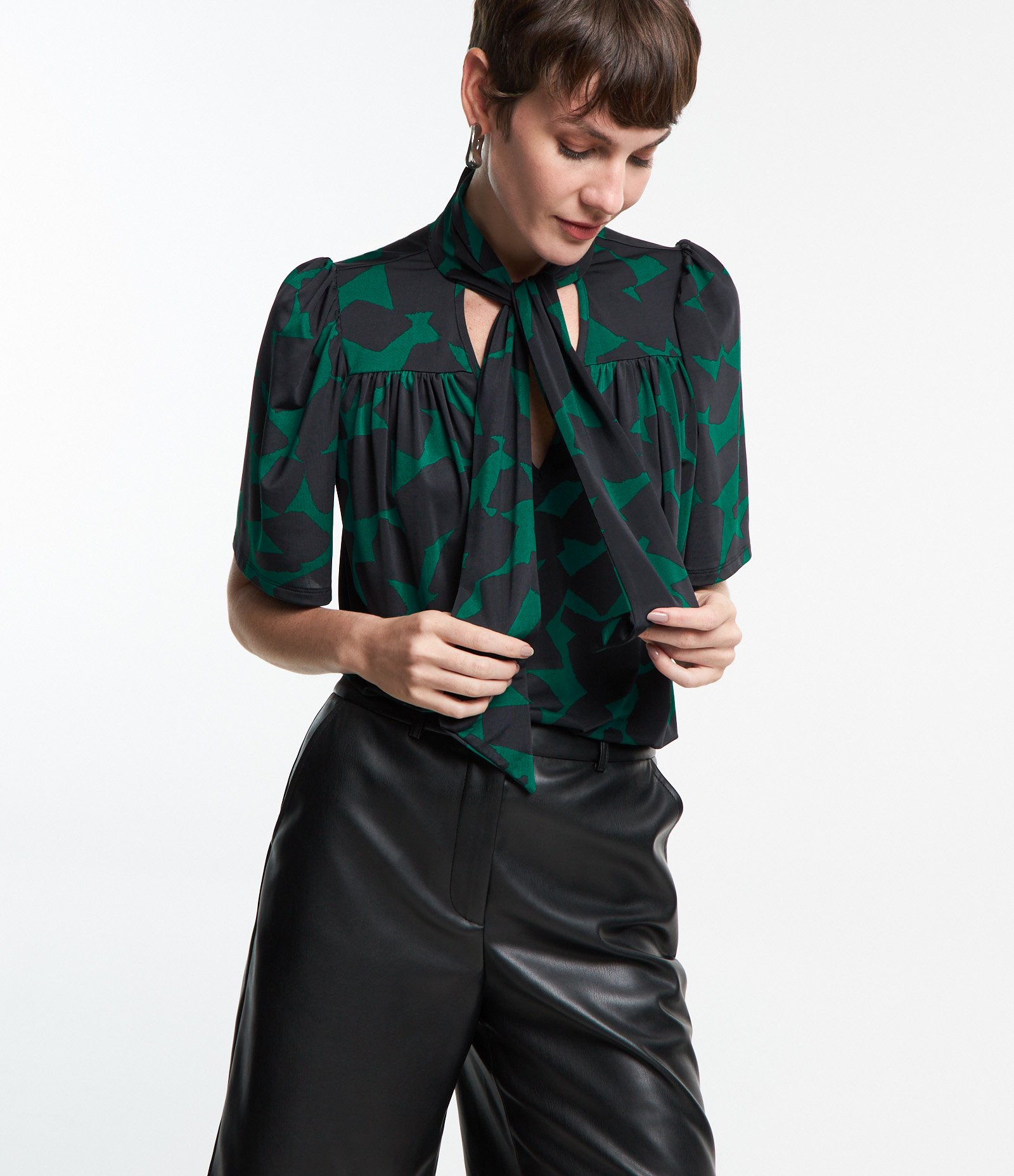 Blusa em Microfibra com Laço na Gola e Estampa Geométrica Verde/ Preto 1