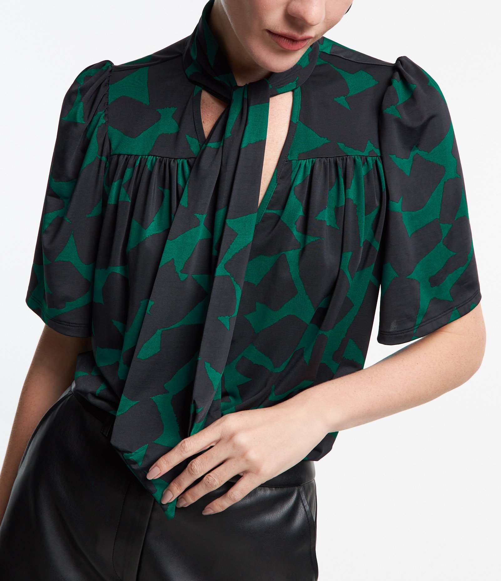 Blusa em Microfibra com Laço na Gola e Estampa Geométrica Verde/ Preto 3