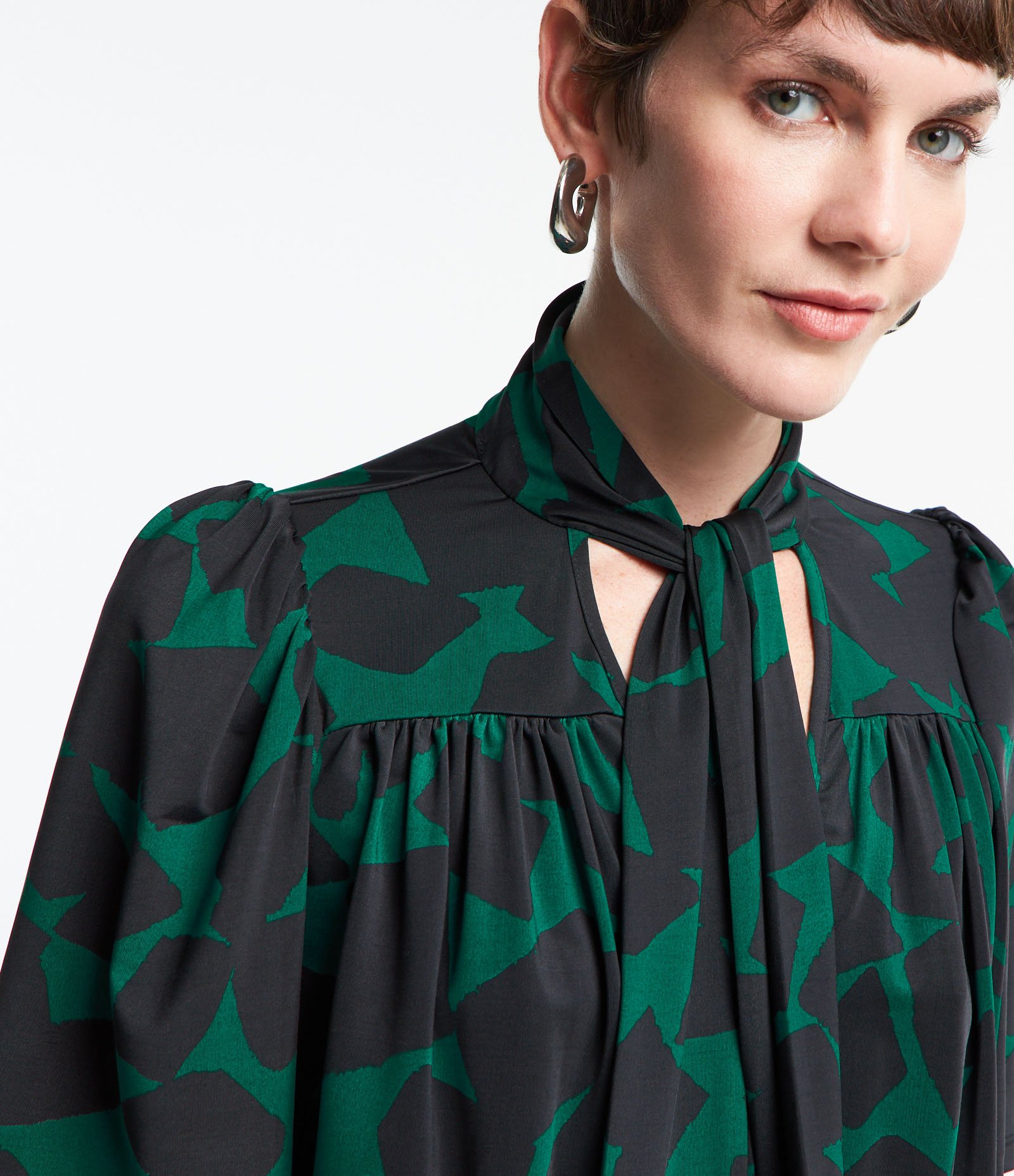 Blusa em Microfibra com Laço na Gola e Estampa Geométrica Verde/ Preto 4