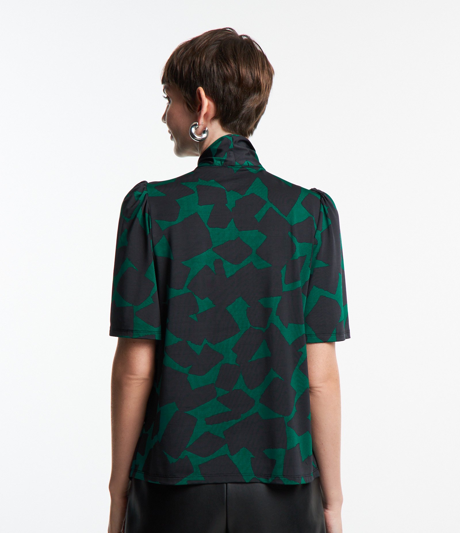 Blusa em Microfibra com Laço na Gola e Estampa Geométrica Verde/ Preto 5