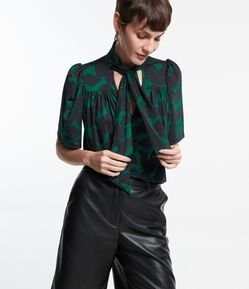 Blusa em Microfibra com Laço na Gola e Estampa Geométrica