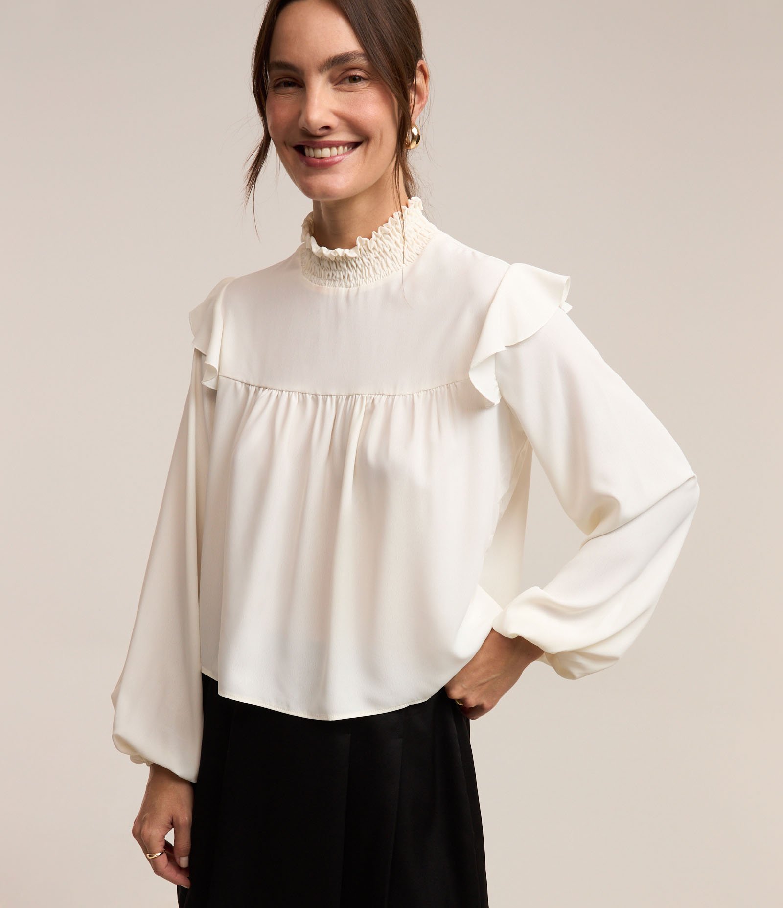 Blusa em Crepe com Lastex na Gola Alta e Babado na Cava Branco Neve 1