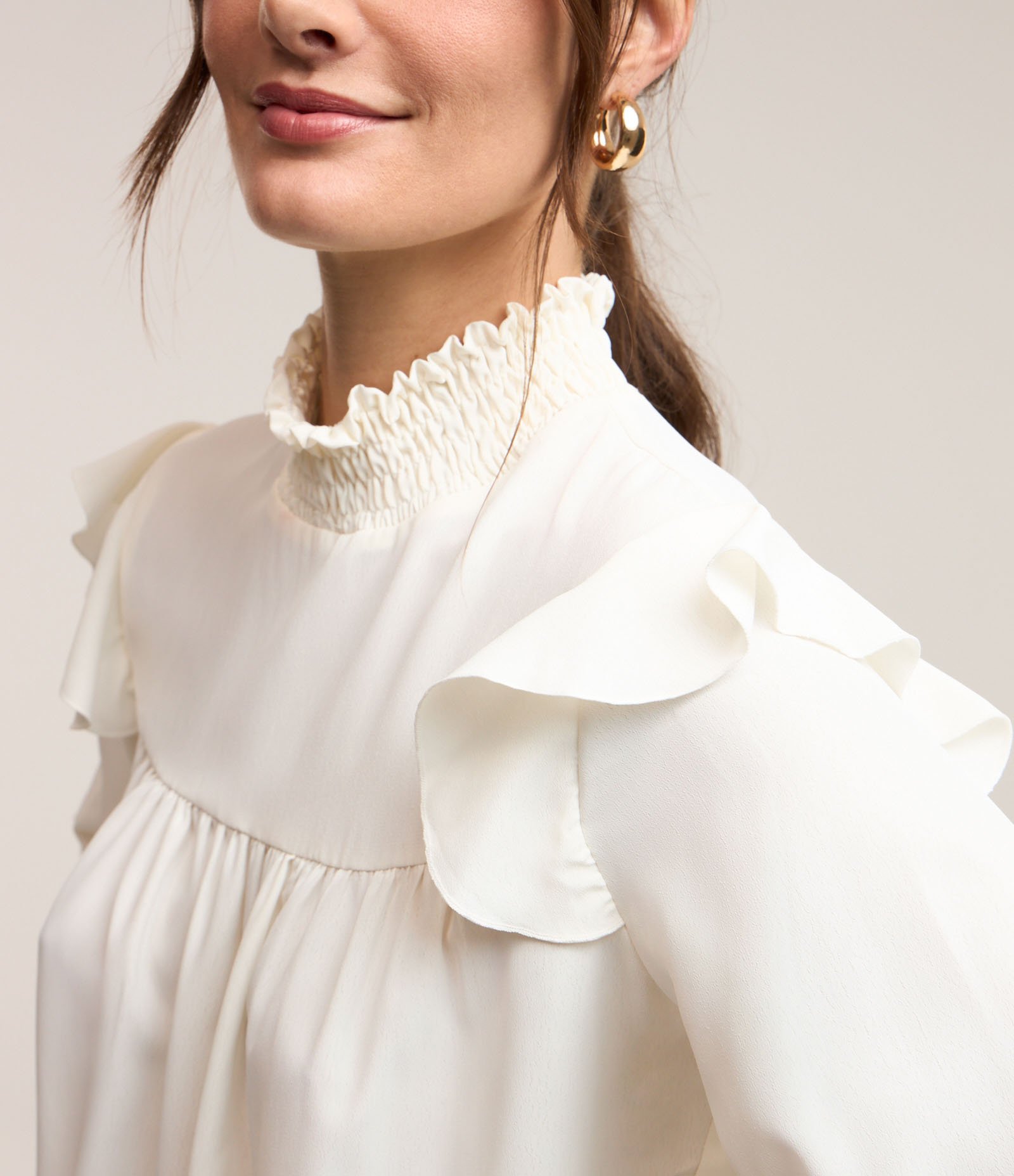 Blusa em Crepe com Lastex na Gola Alta e Babado na Cava Branco Neve 5