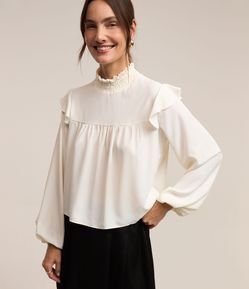 Blusa em Crepe com Lastex na Gola Alta e Babado na Cava